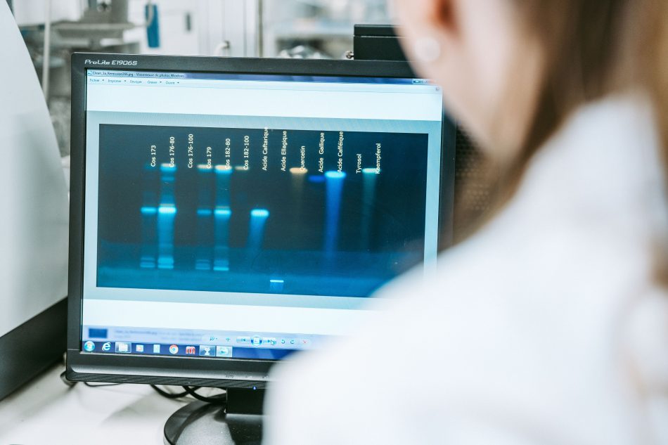 Fractionnement bioguidé pour le screening et la bioprospection des substances naturelles antioxydantes, antiâges, antiinflammatoires et antimicrobiennes